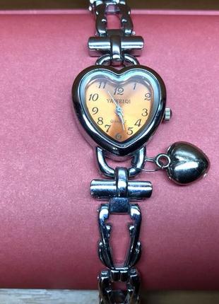 Жіночий годинник womage heart charm у формі серця циферблат: жовтогарячо-сірий браслет сріблястий