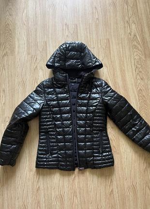 Трендова куртка guess лакова