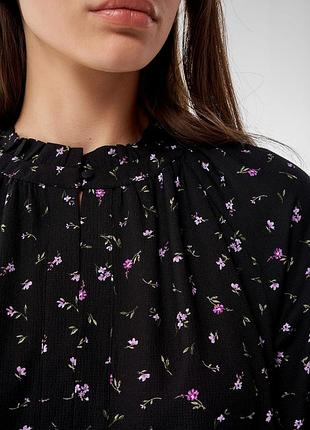 Черное легкое платье в цветочный принт3 фото