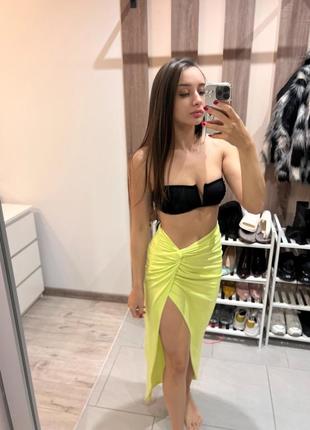 Яскрава довга юбка з розрізом