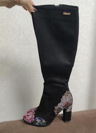 Замшевые демисезонные сапоги с вышивкой 🖤❤️