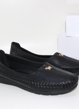 Чорні комфорні туфлі без перфорації на підйомі гумка