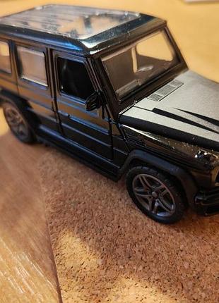 Іграшкова металева машинка мерседес гелік чорна mercedes benz