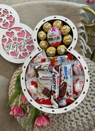 Подарунок дівчині на 8 березня солодкий подарунок на 8 березня подарунок на півник 8 березня подарунковий набір солодощів
