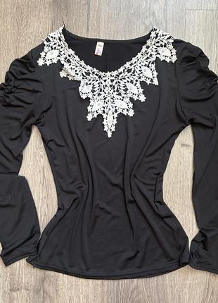 Черная кофта с белым воротником