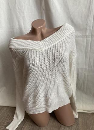 Белый вязаный женский свитерна плечи