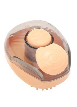 Силіконова масажна щітка для купання тварин з ємністю для шампуню кремова