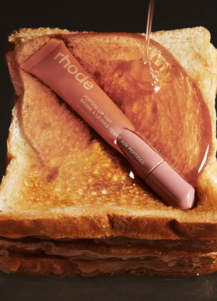 Пептидний бальзам для губ в оттенке toast / toast peptide lip tint от rhode skin