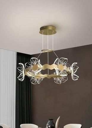 Розкішна підвісна люстра в корпусі метал золотого кольору з квітами