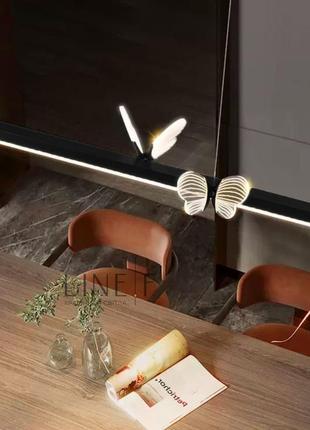 Світлодіодна видовжена люстра із метеликами в чорному корпусі