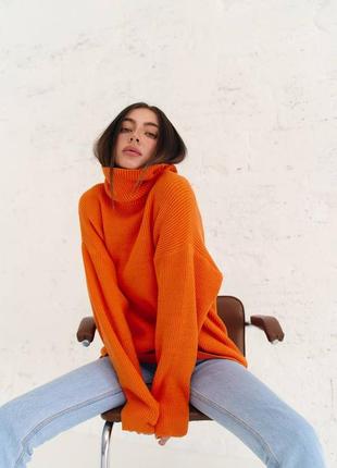 Яркий базовый свитер с горлом 5