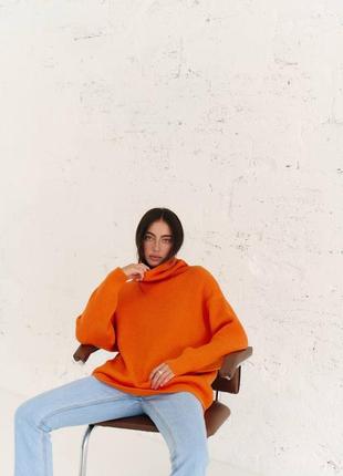 Яркий базовый свитер с горлом 4