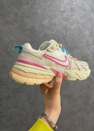 Цветные женские кроссовки nike v2k runtek7 фото