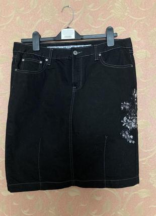 Женская юбка черная джинсовая с вышивкой