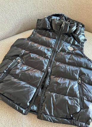 Жилетка под moncler на пуху глянцевая приталенная с капюшоном