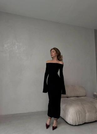 Довга сукня з відкритими плечима та рукавами-воланами