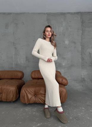 Теплое трикотажное платье. базовая модель mango облегающего кроя с длинным рукавом, высоким круглым вырезом.