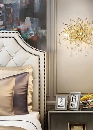 Витончене бра в золотистому корпусі