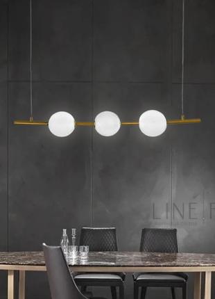 Видовжена латунна люстра з 3-ма акриловими кульками
