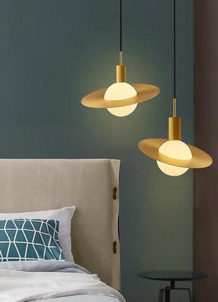 Підвісний світильник білий плафон із золотою пластиною у двох розмірах