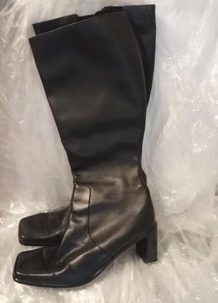 Черные кожаные сапоги на каблуке