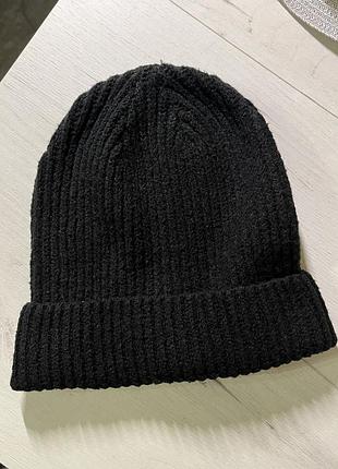 Тепоая вязаная черная шапка бини
