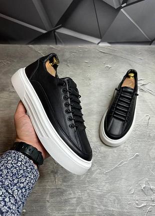 Стильные мужские кеды черные на высокой белой подошве из натуральной кожи