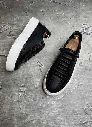 Стильные мужские кеды черные на высокой белой подошве из натуральной кожи