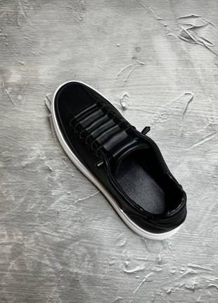 Стильные мужские кеды черные на высокой белой подошве из натуральной кожи