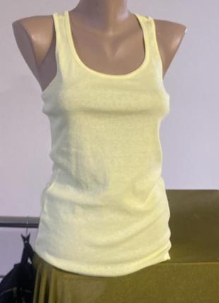 Женская майка нежно желтого цвета