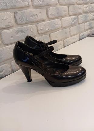 Шкіряні лакові чорні туфлі на каблуку bata італія 36,37 розмір