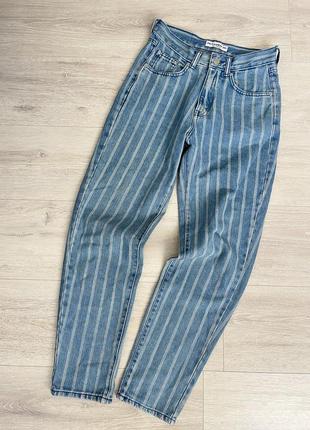 Голубые джинсы мом в полоску на высокой посадке pull & bear