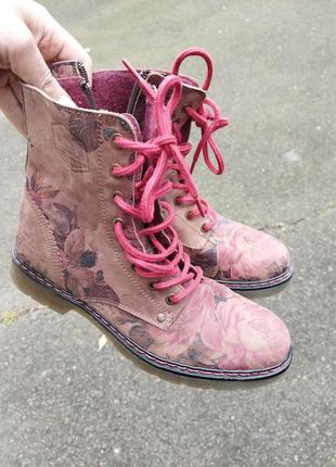 40р. классные кожаные ботинки в стиле dr. martens демисезонные ботинки с цветочным принтом