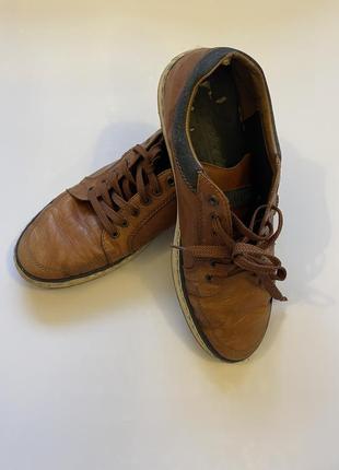 Кожаные кроссовки