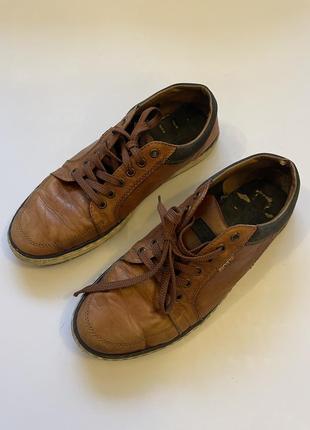 Кожаные кроссовки