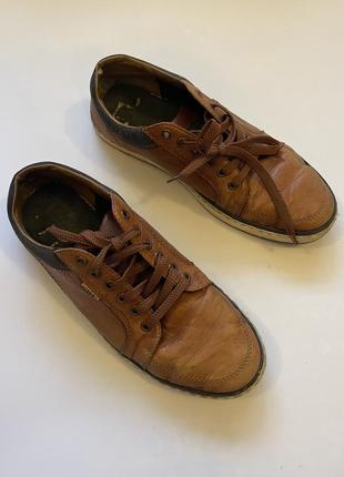 Кожаные кроссовки