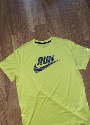 Футболка nike run swoosh tee