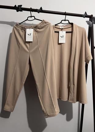 Костюм женский с поясом бежевый