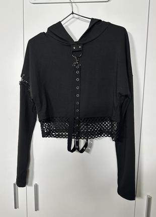 Черная кофта с капюшоном худи короткая