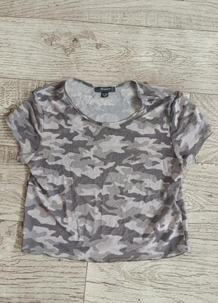 Камуфляжная футболка топ