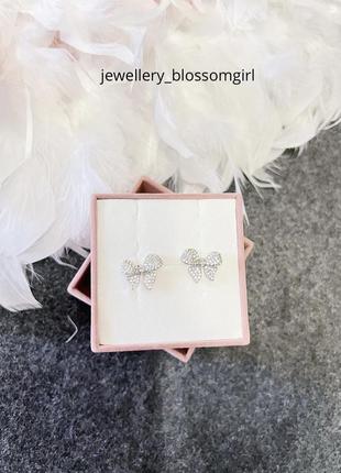 Серебряные сережки в виде бантиков с камнями циркония
