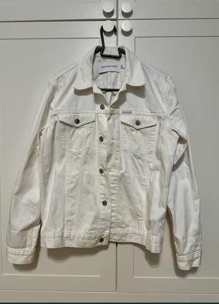 Молочна джинсова оверсайз куртка calvin klein jeans