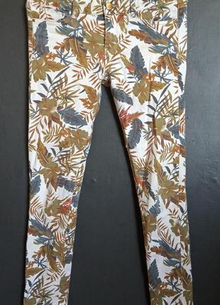 Стильные джинсы брюки zara basic в цветочный принт s4 фото