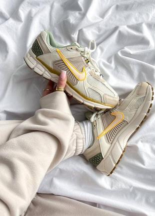 Жіночі кросівки nike wmns air zoom vomero 5 'pale ivory oil green'