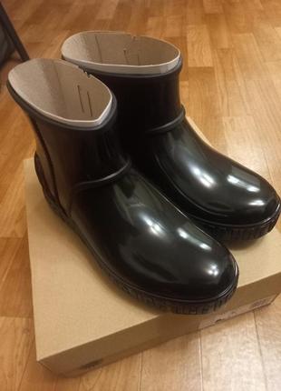 Продам новые резиновые сапоги ugg(38) оригигинал