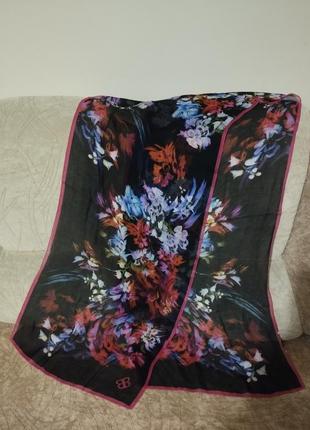 Красивый шарф в цветочный принт’