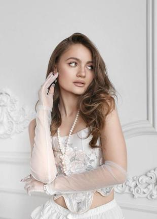 Білі довгі фатинові рукавички