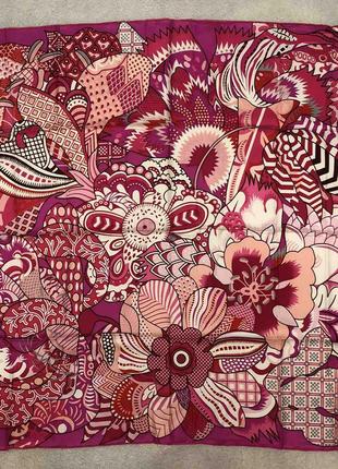 Шелковый платок с цветочным орнаментом fleurs d'indiennes в стиле hermes.