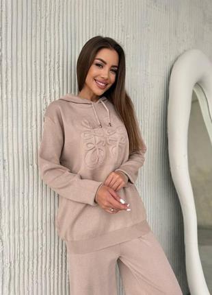 Комфортний трикотажний костюм з капюшоном, прикрашений декоративною вишивкою