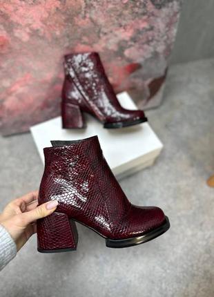 Женские лаковые ботинки из натуральной кожи бургунди 9001